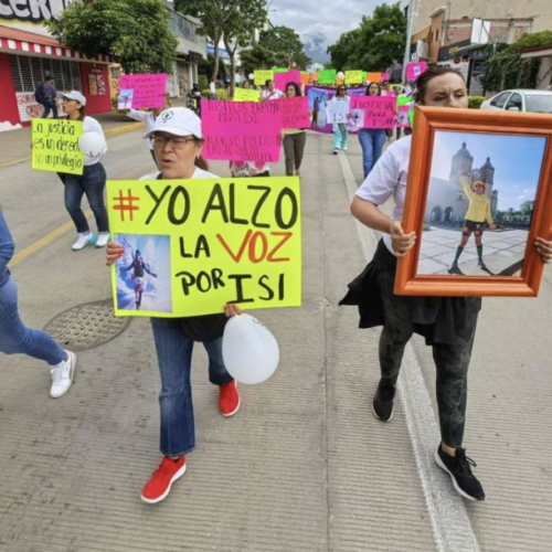 Marchan para exigir justicia por la muerte de una atleta tras ataque de perros pitbull en Oaxaca